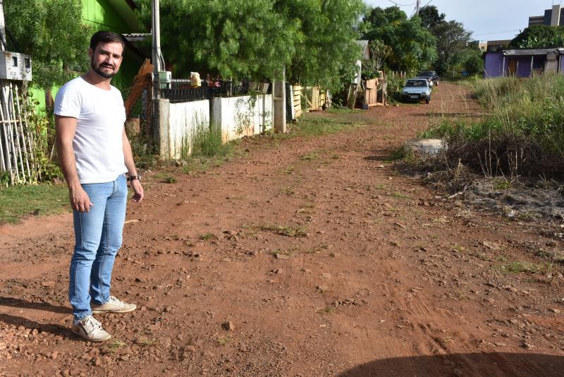 Vereador Valdivino solicita pavimentação poliédrica em diversos bairros